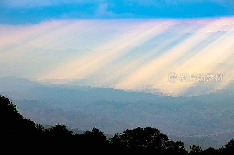 全景自然景观，风景优美的日出和薄雾在泰国北部的山景Doi Inthanon